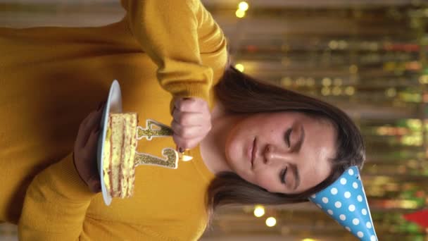 Красива Щаслива Молода Жінка Светрі Тримає Торт День Народження Золотих — стокове відео