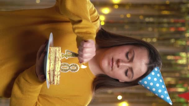 Прекрасная Счастливая Молодая Женщина Свитере Тортом День Рождения Номер Золотых — стоковое видео