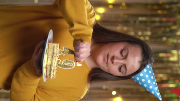 Hermosa Mujer Joven Feliz Con Suéter Que Sostiene Torta Cumpleaños — Vídeo de stock
