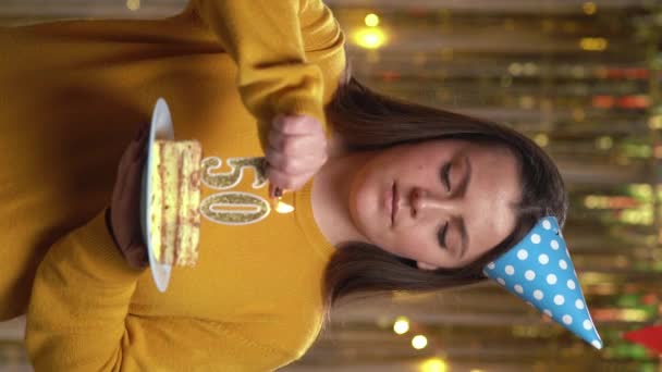Schöne Glückliche Junge Frau Pullover Mit Geburtstagstorte Nummer Goldenen Kerzen — Stockvideo