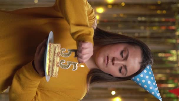 Mooie Gelukkige Jonge Vrouw Draagt Trui Met Verjaardagstaart Nummer Gouden — Stockvideo