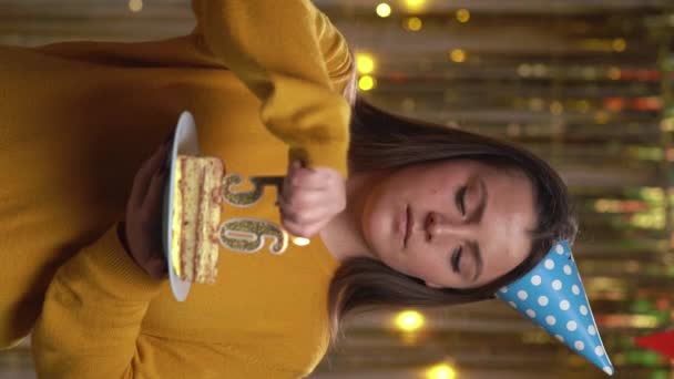 Vacker Glad Ung Kvinna Bär Tröja Håller Födelsedagstårta Nummer Gyllene — Stockvideo