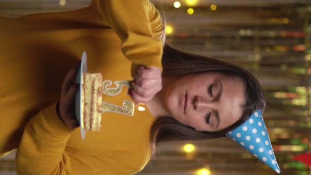 Bella Giovane Donna Felice Che Indossa Maglione Con Torta Compleanno — Video Stock