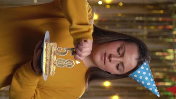 Прекрасная Счастливая Молодая Женщина Свитере Праздничным Тортом Номер Золотых Свечей — стоковое видео