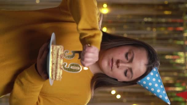 Прекрасная Счастливая Молодая Женщина Свитере Тортом День Рождения Номер Золотые — стоковое видео