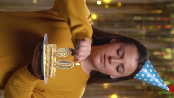 Linda Jovem Feliz Usando Suéter Segurando Bolo Aniversário Número Velas — Vídeo de Stock