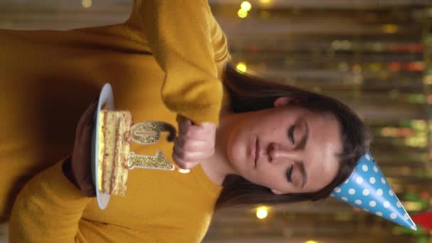 Elinde Doğum Günü Pastası Tutan Güzel Mutlu Genç Bir Kadın — Stok video