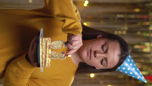 Belle Jeune Femme Heureuse Portant Chandail Tenant Gâteau Anniversaire Numéro — Video