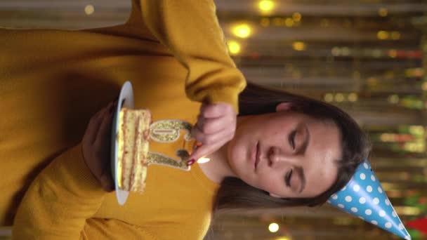 Красива Щаслива Молода Жінка Светрі Тримає Торт День Народження Номер — стокове відео