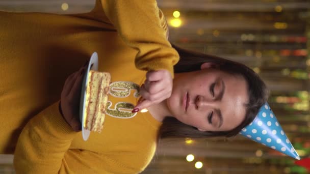 Wanita Muda Cantik Yang Bahagia Mengenakan Sweater Memegang Kue Ulang — Stok Video
