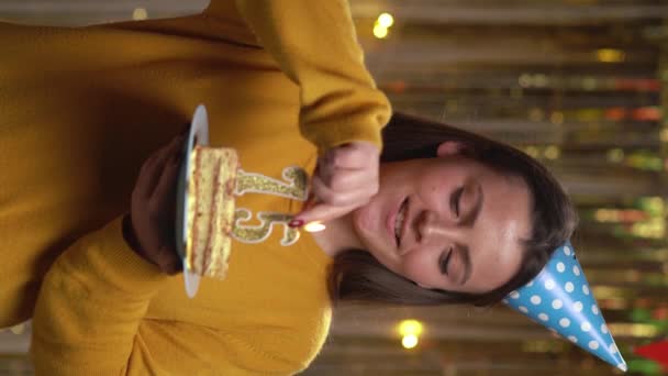 誕生日ケーキの番号を保持セーターを身に着けている美しい幸せな若い女性75金色のキャンドルライターで燃える 誕生日と記念日を祝う概念 Pov 垂直ビデオ — ストック動画