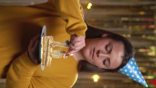 誕生日ケーキの番号を保持セーターを身に着けている美しい幸せな若い女性76軽量で燃える黄金のろうそく 誕生日と記念日を祝う概念 Pov 垂直ビデオ — ストック動画