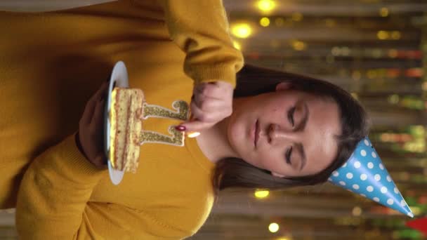 Красива Щаслива Молода Жінка Светрі Тримає Торт День Народження Номер — стокове відео