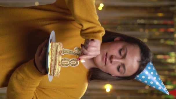 漂亮的年轻女子穿着毛衣 手里拿着78号生日蛋糕 金色蜡烛被打火机点着 庆祝生日和周年纪念日的概念 Pov 垂直录像 — 图库视频影像