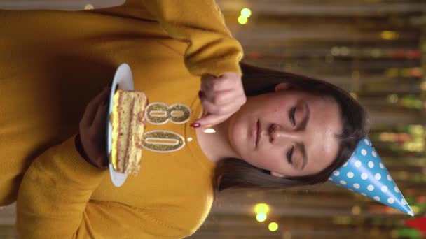Vacker Glad Ung Kvinna Bär Tröja Håller Födelsedagstårta Nummer Gyllene — Stockvideo