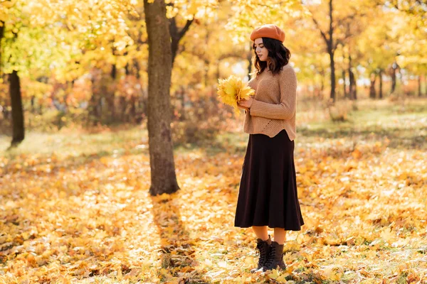 Stilvolle Frau Lächelt Und Hält Herbstblätter Draußen Bunten Herbstwald Schöne — Stockfoto