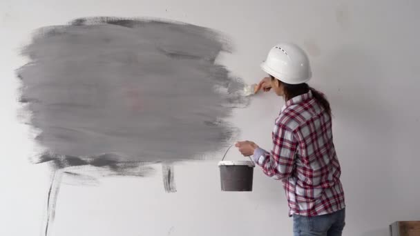 Vista Trasera Una Joven Decoradora Casco Blanco Pintando Una Pared — Vídeos de Stock