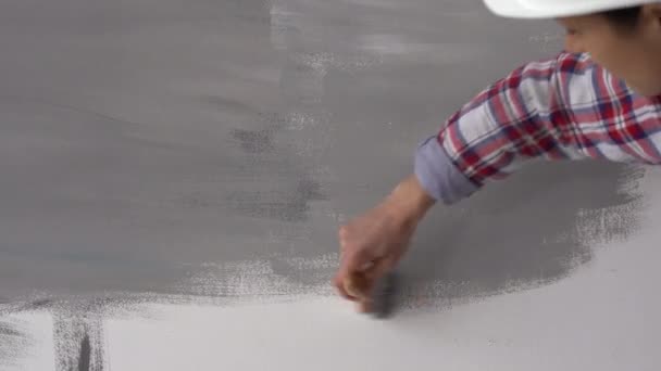 粉刷油漆 女工油漆在墙面油漆公寓 装修与灰色油漆 复制空间 — 图库视频影像
