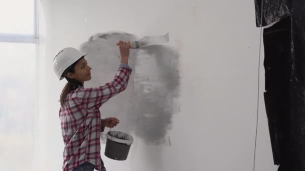Genç Bir Kadın Fırçayla Beyaz Bir Duvar Boyuyor Çerisinin Tamiri — Stok video