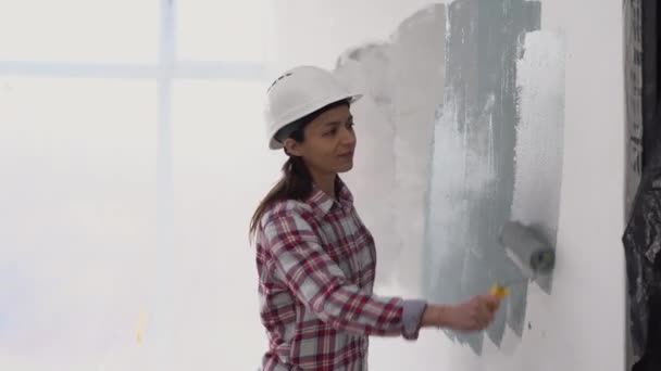 Žena Maluje Stěnu Válečkem Malba Byt Renovace Šedou Barvou Kopírovat — Stock video