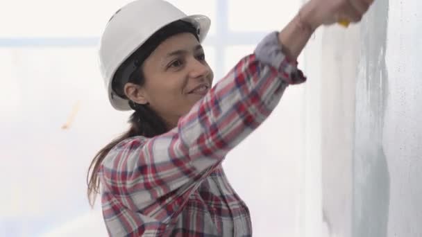 Femme Réparateur Peinture Mur Blanc Dans Appartement Gris Aide Rouleau — Video