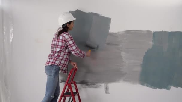 Beyaz Kadın Tek Başına Yeni Evde Gri Renkte Bir Odayı — Stok video