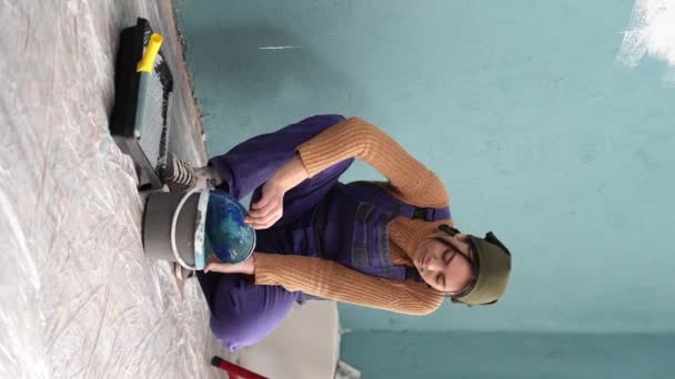 Décorateur Femelle Verser Peinture Dans Plateau Intérieur Rénovation Chambre Maison — Video