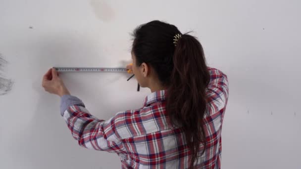 Jeune Femme Mesurant Mur Avec Ruban Adhésif Réparations Dans Appartement — Video