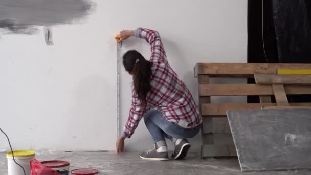 Odadaki Duvarları Ölçüyorum Ölçü Bandı Olan Kadın Ressam Odada Duvar — Stok video