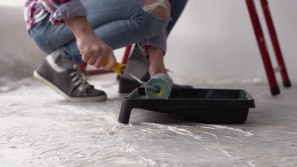 建筑工人在室内工作时使用油漆滚筒进行特写 盘子里的油漆滚筒 复制空间 — 图库视频影像
