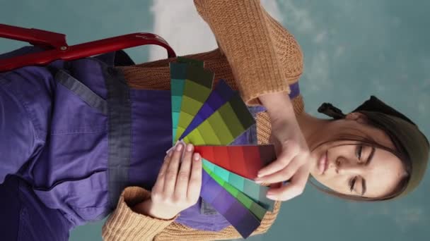 Νεαρή Γυναίκα Παλέτες Χρώμα Επιλέγοντας Χρώμα Για Ζωγραφική Τοίχο Στο — Αρχείο Βίντεο