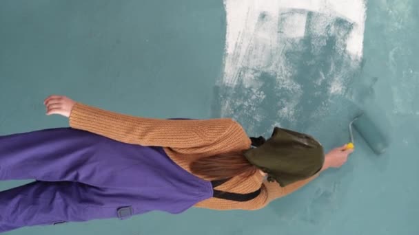 Ung Kvinna Målar Sina Väggar Blå Med Rulle Dekorerar Väggarna — Stockvideo