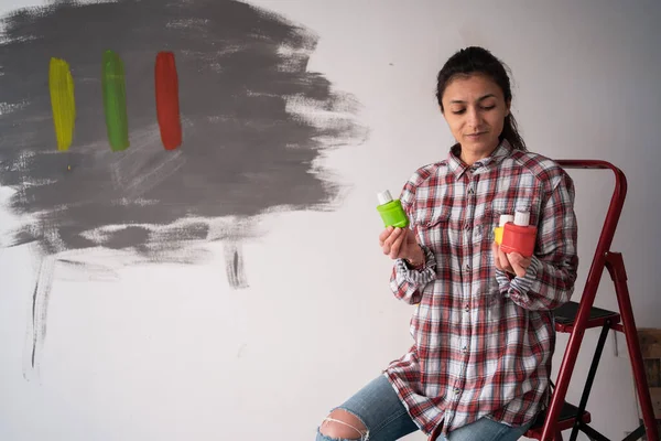Ευτυχισμένη Γυναίκα Ζωγραφίσει Τοίχο Στο Σπίτι Κάθεται Σκάλα Επιλέγοντας Χρώμα — Φωτογραφία Αρχείου