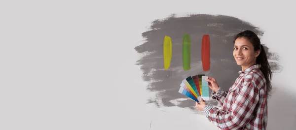 Kobieta Dekorator Wybrać Kolor Pomocą Próbki Swatch Pobliżu Tła Ściany — Zdjęcie stockowe