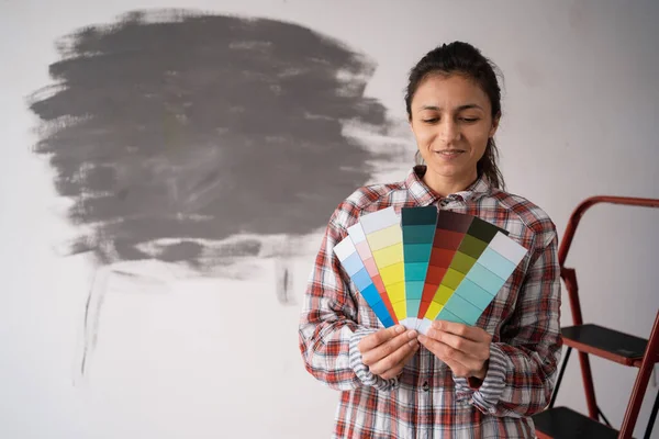 Γυναίκα Διακοσμητής Σπίτι Επιλέξτε Χρώμα Χρησιμοποιώντας Χρώματα Στην Παλέτα Δείγματα — Φωτογραφία Αρχείου