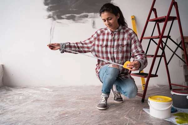 Νεαρή Γυναίκα Μεζούρα Που Επισκευάζει Νέο Διαμέρισμα Diy Interior Design — Φωτογραφία Αρχείου