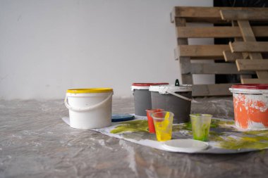 Apartman dairesinde tadilat yapmak için boya seti. Ev yenileme konsepti. Boşluğu kopyala