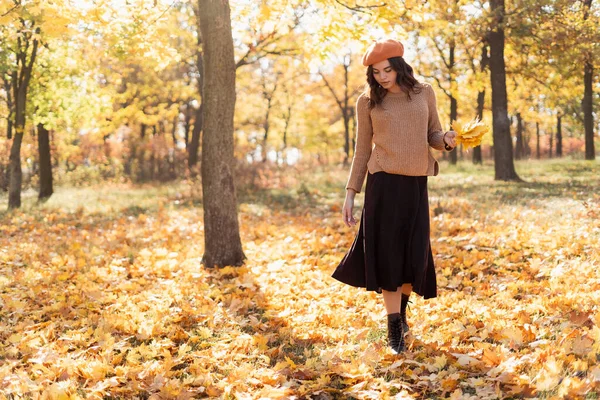 Счастливая Молодая Женщина Гуляет Осеннему Парку Расслабление Наслаждение Уединение Природой — стоковое фото