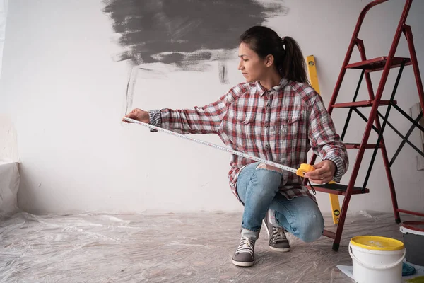 Nők Mérőszalagot Tartanak Fehér Fal Háttere Fölött Mérik Javításhoz Kiegészítő — Stock Fotó