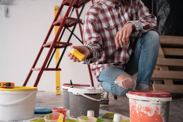 Una Donna Dipinge Muro Casa Tenendo Mano Della Tinta Gialla — Foto Stock