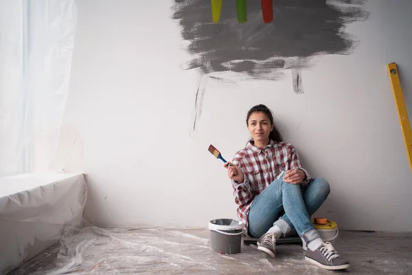 Retrato Pintora Sentada Chão Perto Parede Depois Pintar Com Espaço — Fotografia de Stock