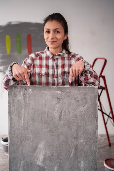 Gömlekli Genç Bir Işçi Kadın Duvardaki Reklam Panolarındaki Boş Afiş — Stok fotoğraf