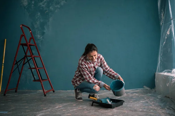 Kobieta Wlewa Niebieską Farbę Plastikowego Wiadra Pojemnika Narzędzia Malowania Nowym — Zdjęcie stockowe