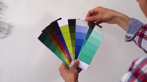 Κοντινό Πλάνο Του Σπιτιού Χέρια Ζωγράφος Άνθρωπος Διακοσμητής Επιλέξετε Χρώμα — Αρχείο Βίντεο