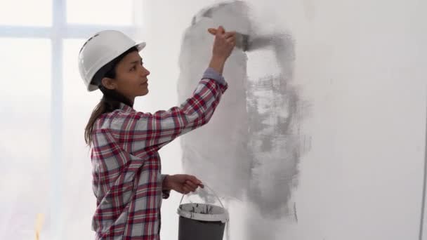 Duvarı Boya Fırçasıyla Boyayan Kadın Daire Boyama Renkli Boyayla Yenileme — Stok video