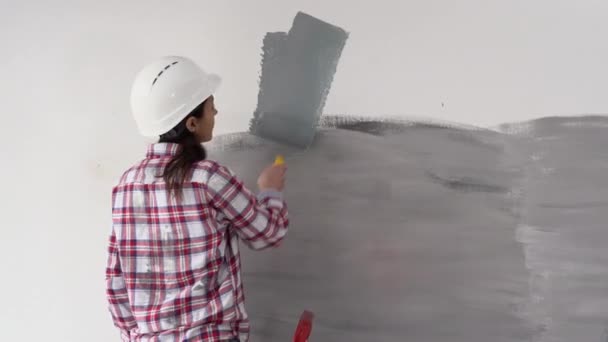 Visão Traseira Pintor Pintando Uma Parede Com Rolo Pintura Apartamento — Vídeo de Stock