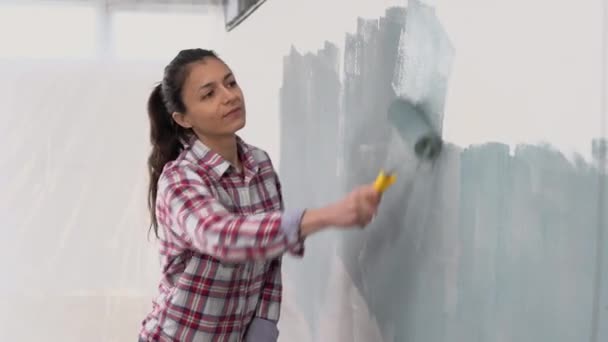 Mujer Caucásica Sola Sala Pintura Casa Nueva Color Azul Mujer — Vídeos de Stock