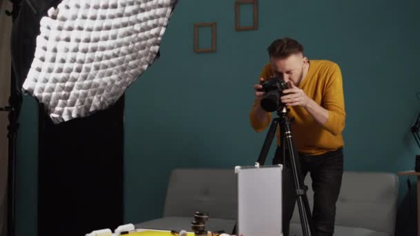 Чоловік Фотограф Знімає Косметичні Продукти Столі Своїй Домашній Студії Копіювати — стокове відео