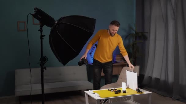 Чоловік Фотограф Знімає Косметичні Продукти Столі Працюючи Вдома Копіювати Простір — стокове відео