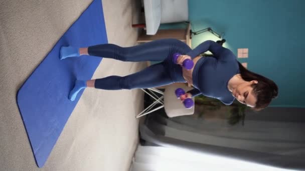 Athlétique Jeune Femme Brune Dans Exercice Vêtements Sport Avec Haltères — Video